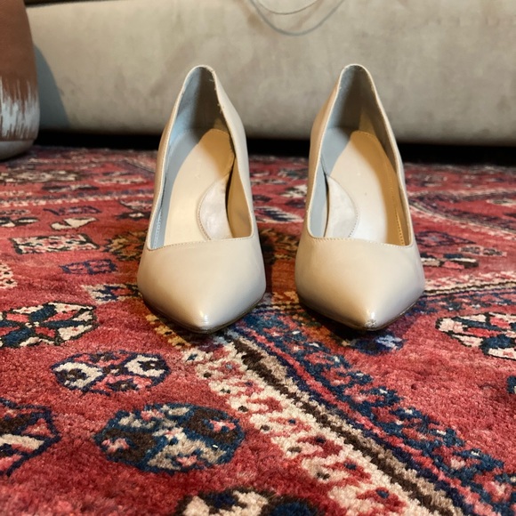 Banana Republic Madison 12 Hour Pump - Picture 2 of 8